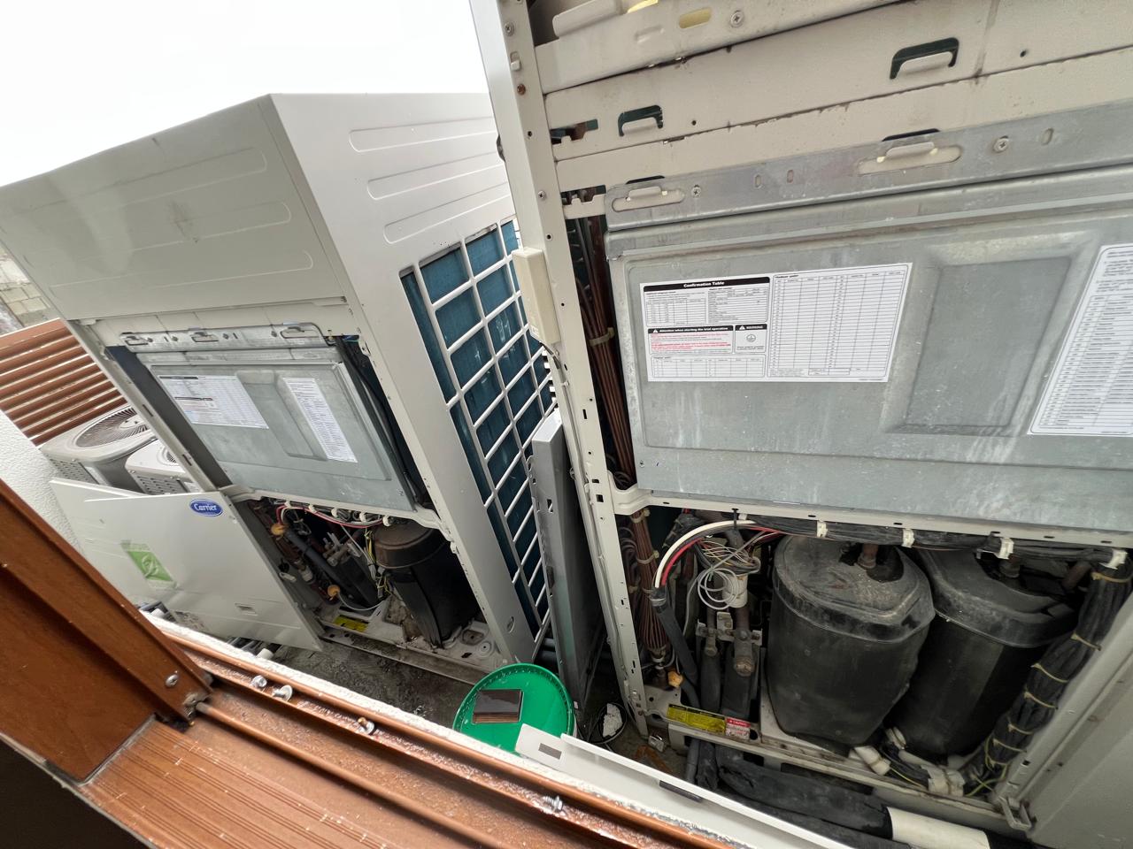 Sistema VRF Carrier en mantenimiento